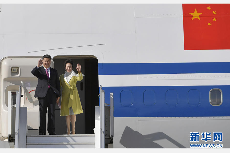 當?shù)貢r間11月17日，國家主席習近平乘專機抵達基多，開始對厄瓜多爾共和國進行國事訪問。這是習近平與夫人彭麗媛向歡迎人群揮手致意。新華社記者 王曄 攝 