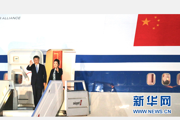 當(dāng)?shù)貢r(shí)間11月18日，國家主席習(xí)近平抵達(dá)利馬，出席亞太經(jīng)合組織第二十四次領(lǐng)導(dǎo)人非正式會(huì)議并對(duì)秘魯共和國進(jìn)行國事訪問。習(xí)近平和夫人彭麗媛受到秘魯副總統(tǒng)阿勞斯等熱情迎接。新華社記者 丁林 攝