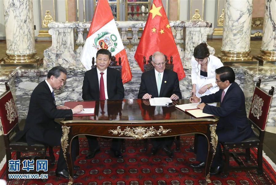 11月21日，國(guó)家主席習(xí)近平在利馬同秘魯總統(tǒng)庫(kù)琴斯基舉行會(huì)談。會(huì)談后，兩國(guó)元首見證《中華人民共和國(guó)政府與秘魯共和國(guó)政府2016年至2021年共同行動(dòng)計(jì)劃》等文件的簽署。新華社記者 龐興雷 攝