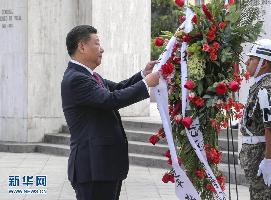 11月21日，國(guó)家主席習(xí)近平在利馬同秘魯總統(tǒng)庫(kù)琴斯基舉行會(huì)談。會(huì)談前，在庫(kù)琴斯基夫婦陪同下，習(xí)近平和彭麗媛向秘魯獨(dú)立先驅(qū)紀(jì)念碑敬獻(xiàn)花圈。新華社記者 丁林 攝