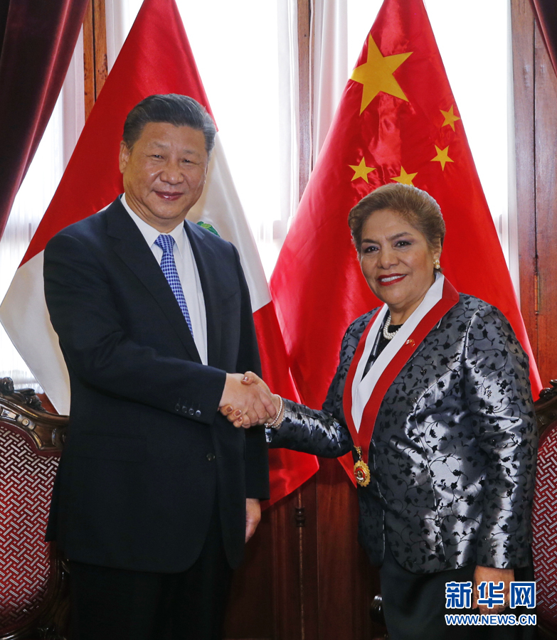 11月21日，國(guó)家主席習(xí)近平在利馬會(huì)見(jiàn)秘魯國(guó)會(huì)主席薩爾加多。新華社記者 鞠鵬 攝
