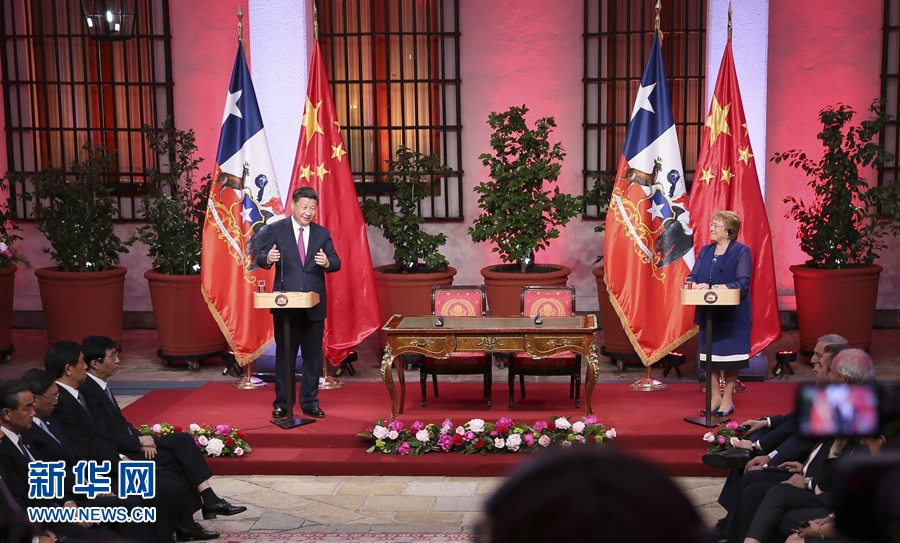 11月22日，國(guó)家主席習(xí)近平在圣地亞哥同智利總統(tǒng)巴切萊特舉行會(huì)談。這是會(huì)談后，兩國(guó)元首共同會(huì)見記者。 新華社記者 蘭紅光 攝