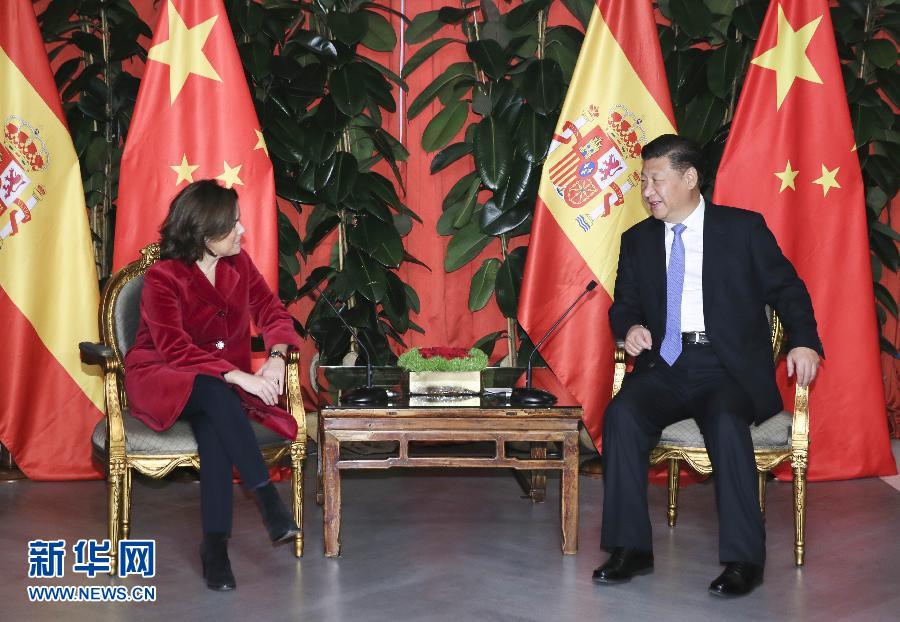 11月24日，國(guó)家主席習(xí)近平在西班牙大加那利島會(huì)見西班牙副首相薩恩斯。 新華社記者 蘭紅光 攝