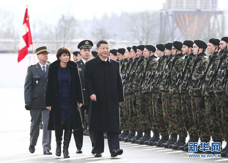 1月15日，國家主席習(xí)近平乘專機(jī)抵達(dá)蘇黎世，開始對瑞士聯(lián)邦進(jìn)行國事訪問。 這是習(xí)近平在瑞士聯(lián)邦主席洛伊特哈德陪同下檢閱儀仗隊(duì)。新華社記者 蘭紅光 攝