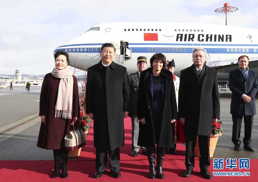 1月15日，國家主席習(xí)近平乘專機(jī)抵達(dá)蘇黎世，開始對瑞士聯(lián)邦進(jìn)行國事訪問。這是瑞士聯(lián)邦主席洛伊特哈德在機(jī)場為習(xí)近平和夫人彭麗媛舉行隆重歡迎儀式。 新華社記者 蘭紅光 攝