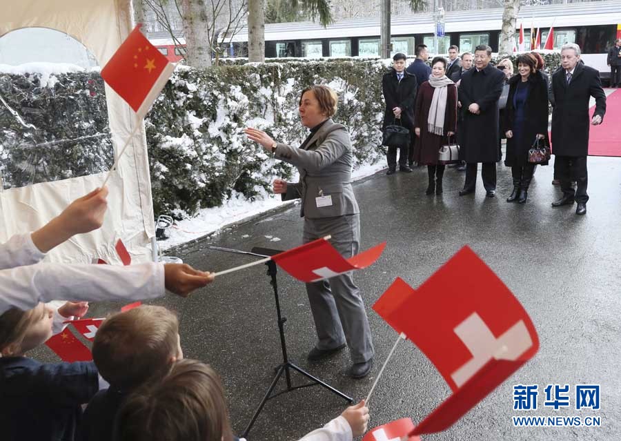 這是習近平和夫人彭麗媛在伯爾尼克爾薩茨火車站觀看瑞士童聲合唱團表演。 新華社記者 蘭紅光 攝
