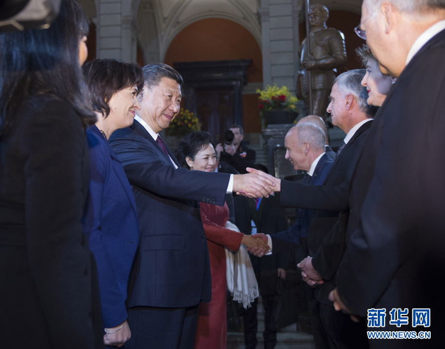 1月15日，國家主席習(xí)近平在伯爾尼出席瑞士聯(lián)邦委員會全體委員集體舉行的迎接儀式并致辭。 新華社記者 謝環(huán)馳 攝