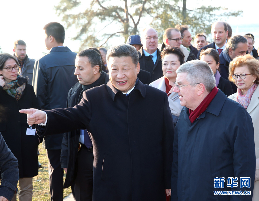 1月18日，國(guó)家主席習(xí)近平在瑞士洛桑國(guó)際奧林匹克博物館會(huì)見(jiàn)國(guó)際奧林匹克委員會(huì)主席巴赫。這是會(huì)見(jiàn)后，習(xí)近平和夫人彭麗媛在巴赫主席夫婦陪同下，參觀國(guó)際奧林匹克博物館。新華社記者 姚大偉 攝