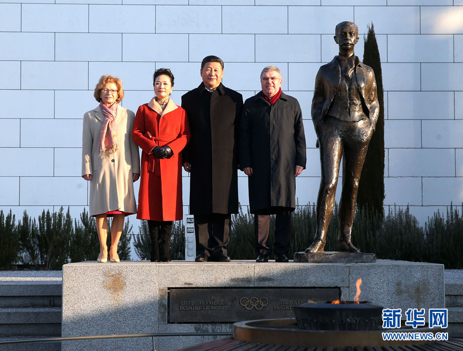 1月18日，國(guó)家主席習(xí)近平在瑞士洛桑國(guó)際奧林匹克博物館會(huì)見(jiàn)國(guó)際奧林匹克委員會(huì)主席巴赫。這是習(xí)近平和夫人彭麗媛與巴赫夫婦在現(xiàn)代奧林匹克運(yùn)動(dòng)發(fā)起人顧拜旦雕像前合影。新華社記者 姚大偉 攝