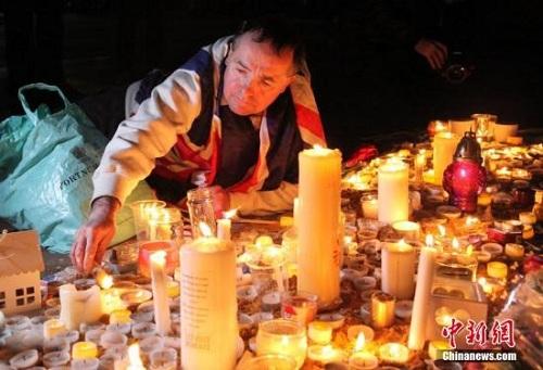 3月23日晚，倫敦民眾在市中心的特拉法加廣場舉行燭光集會，悼念此前一天發(fā)生在英國議會大廈附近的恐怖襲擊事件遇難者。 <a target='_blank' ><p  align=
