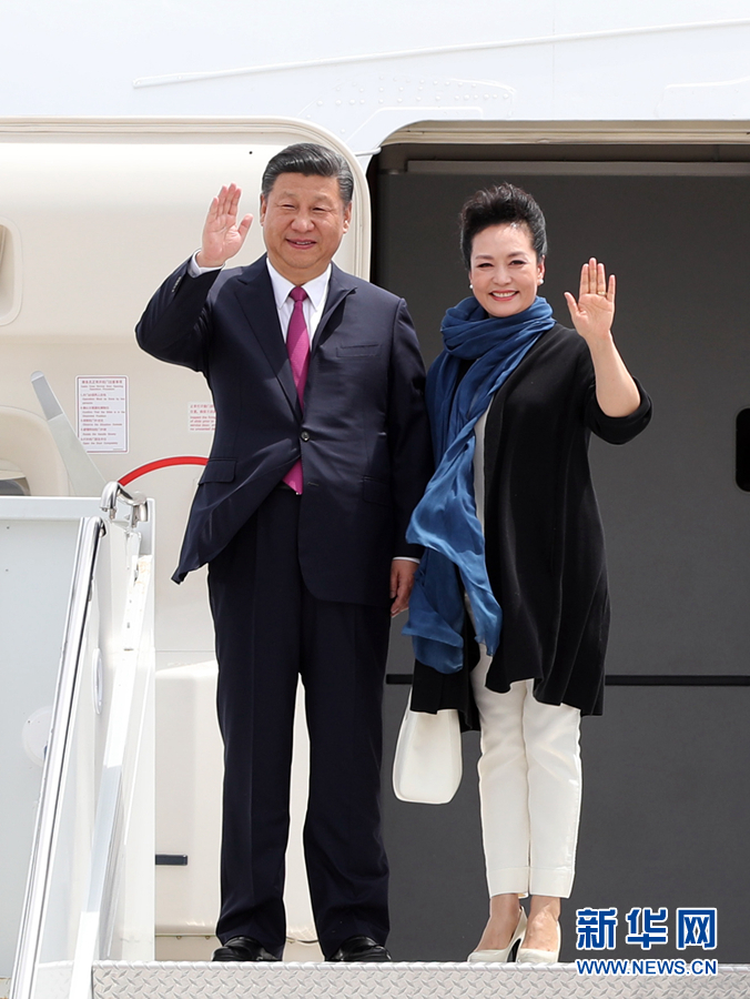 4月6日，國家主席習近平乘專機抵達美國佛羅里達州，將在海湖莊園同美國總統(tǒng)特朗普舉行中美元首會晤。這是習近平和夫人彭麗媛步出機艙。新華社記者 劉衛(wèi)兵 攝 