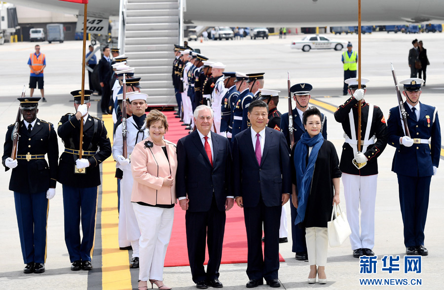 4月6日，國家主席習近平乘專機抵達美國佛羅里達州，將在海湖莊園同美國總統(tǒng)特朗普舉行中美元首會晤。習近平和夫人彭麗媛受到美國國務卿蒂勒森夫婦等熱情迎接。新華社記者 吳曉凌 攝