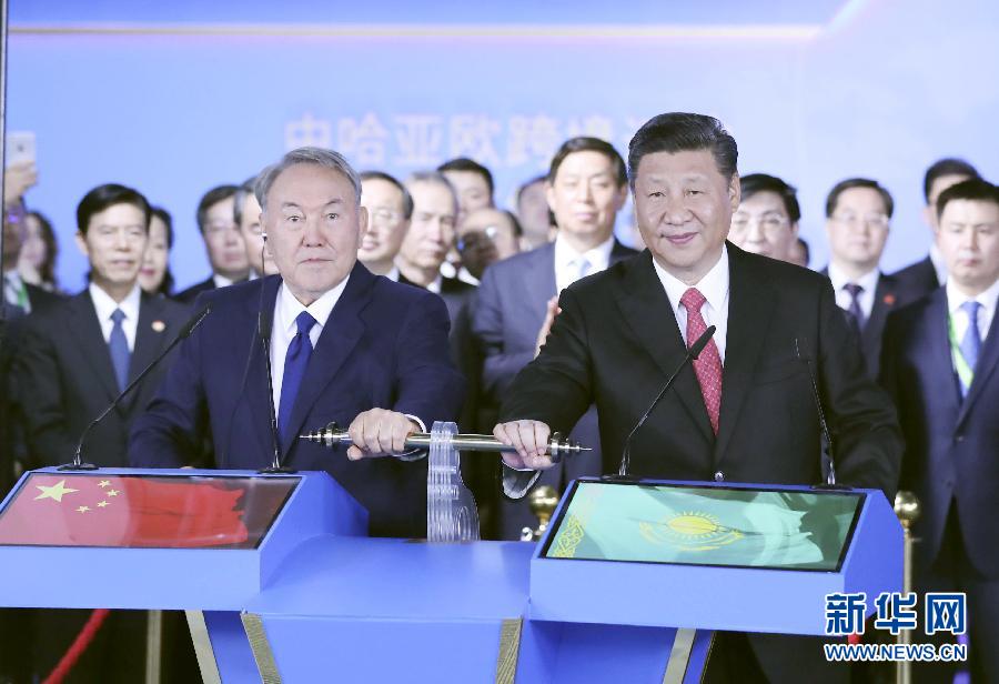 6月8日，正在哈薩克斯坦訪問的國家主席習(xí)近平在哈薩克斯坦總統(tǒng)納扎爾巴耶夫陪同下，參觀阿斯塔納專項世博會中國國家館，并共同出席中哈亞歐跨境運輸視頻連線儀式。這是在中國國家館舉行的中哈亞歐跨境運輸視頻連線儀式上，兩國元首共同推動操控桿，視頻顯示中哈連云港物流合作基地和“霍爾果斯－東大門”經(jīng)濟(jì)特區(qū)無水港兩個分會場四列火車鳴笛開行。新華社記者 丁林 攝