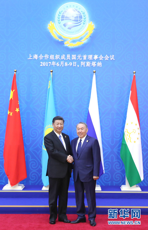 6月9日，國(guó)家主席習(xí)近平在哈薩克斯坦首都阿斯塔納出席上海合作組織成員國(guó)元首理事會(huì)第十七次會(huì)議并發(fā)表重要講話。這是習(xí)近平出席會(huì)議時(shí)，受到哈薩克斯坦總統(tǒng)納扎爾巴耶夫的熱情迎接。新華社記者 馬占成 攝