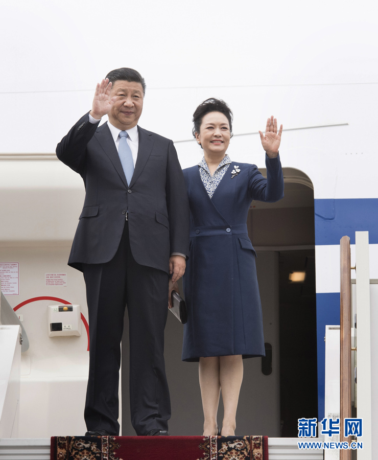 7月3日，國家主席習(xí)近平乘專機抵達(dá)莫斯科，開始對俄羅斯聯(lián)邦進行國事訪問。這是習(xí)近平和夫人彭麗媛步出艙門。 新華社記者 李學(xué)仁 攝