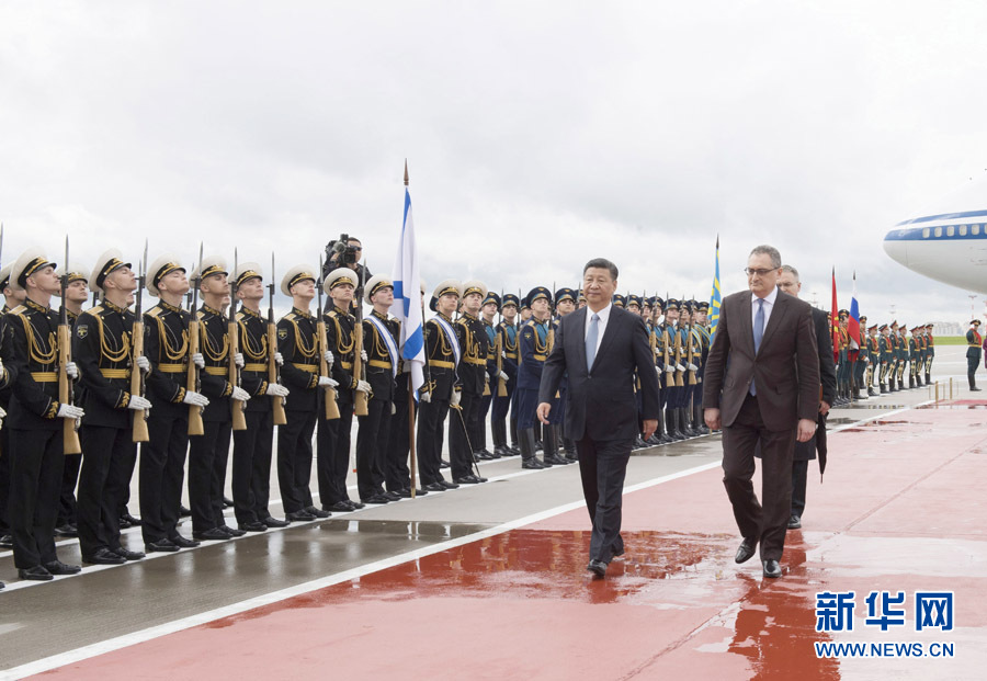 7月3日，國家主席習(xí)近平乘專機抵達(dá)莫斯科，開始對俄羅斯聯(lián)邦進行國事訪問。這是習(xí)近平出席機場歡迎儀式。 新華社記者 李學(xué)仁 攝