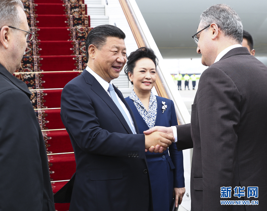 7月3日，國家主席習(xí)近平乘專機抵達(dá)莫斯科，開始對俄羅斯聯(lián)邦進行國事訪問。這是習(xí)近平和夫人彭麗媛受到俄羅斯政府高級官員熱情迎接。新華社記者 謝環(huán)馳 攝 