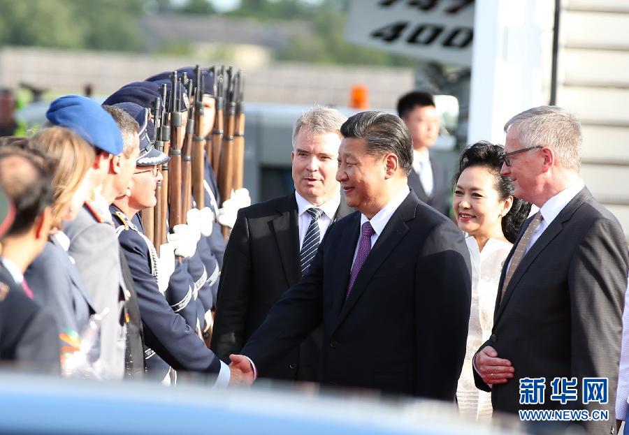 7月4日，國家主席習近平乘專機抵達柏林，開始對德意志聯(lián)邦共和國進行國事訪問。德國政府高級官員在舷梯旁迎接習近平和夫人彭麗媛。新華社記者 姚大偉 攝
