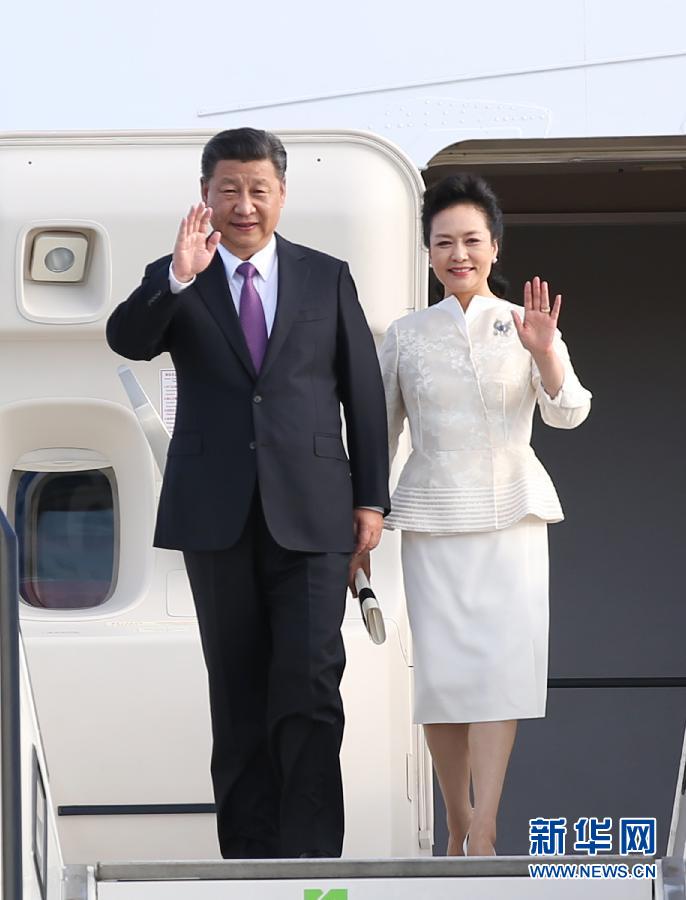 7月4日，國家主席習近平乘專機抵達柏林，開始對德意志聯(lián)邦共和國進行國事訪問。這是習近平和夫人彭麗媛步出艙門。 新華社記者 姚大偉 攝