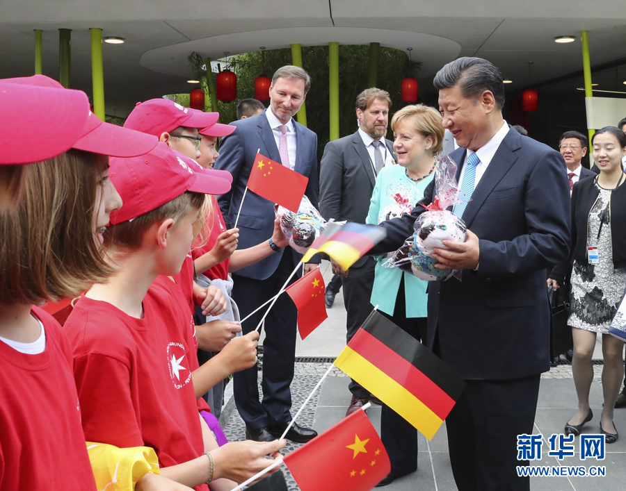 7月5日，國(guó)家主席習(xí)近平同德國(guó)總理默克爾共同出席柏林動(dòng)物園大熊貓館開(kāi)館儀式。這是習(xí)近平向現(xiàn)場(chǎng)的孩子們贈(zèng)送大熊貓毛絨玩具。 新華社記者謝環(huán)馳 攝