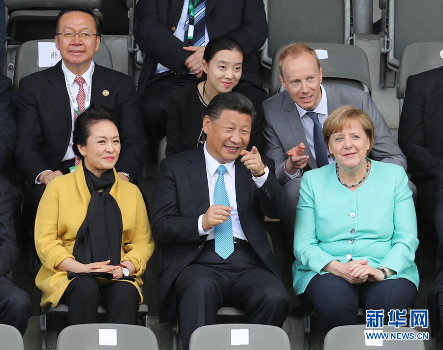 7月5日，國家主席習(xí)近平在柏林同德國總理默克爾共同觀看中德青少年足球友誼賽。這是習(xí)近平和夫人彭麗媛同默克爾在看臺(tái)上。 新華社記者 王曄攝