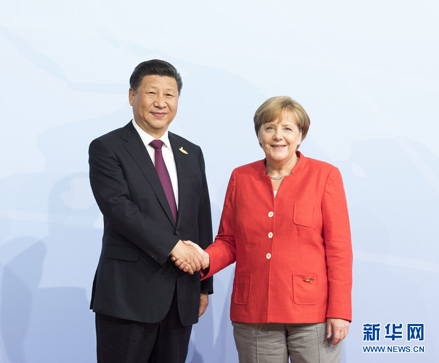 7月7日，二十國集團領導人第十二次峰會在德國漢堡舉行。國家主席習近平出席并發(fā)表題為《堅持開放包容　推動聯(lián)動增長》的重要講話。這是峰會開始前，習近平受到德國總理默克爾迎接。新華社記者 李學仁 攝 