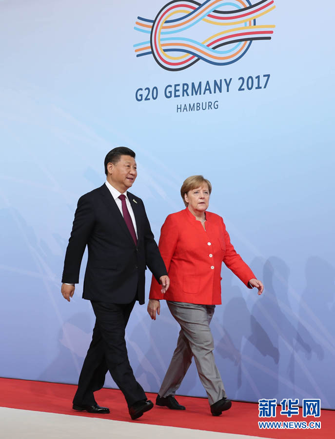 7月7日，二十國集團領導人第十二次峰會在德國漢堡舉行。國家主席習近平出席并發(fā)表題為《堅持開放包容　推動聯(lián)動增長》的重要講話。這是峰會開始前，習近平受到德國總理默克爾迎接。新華社記者 劉衛(wèi)兵 攝 