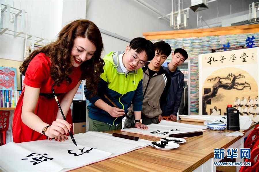 （新華全媒頭條·上合青島峰會(huì)·圖文互動(dòng)）（13）遠(yuǎn)航，揚(yáng)起“上海精神”的時(shí)代風(fēng)帆——寫在上海合作組織成員國元首理事會(huì)第十八次會(huì)議即將召開之際