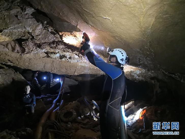 （國(guó)際）（2）中國(guó)洞穴救援專(zhuān)家為營(yíng)救受困泰國(guó)少年足球隊(duì)員做準(zhǔn)備