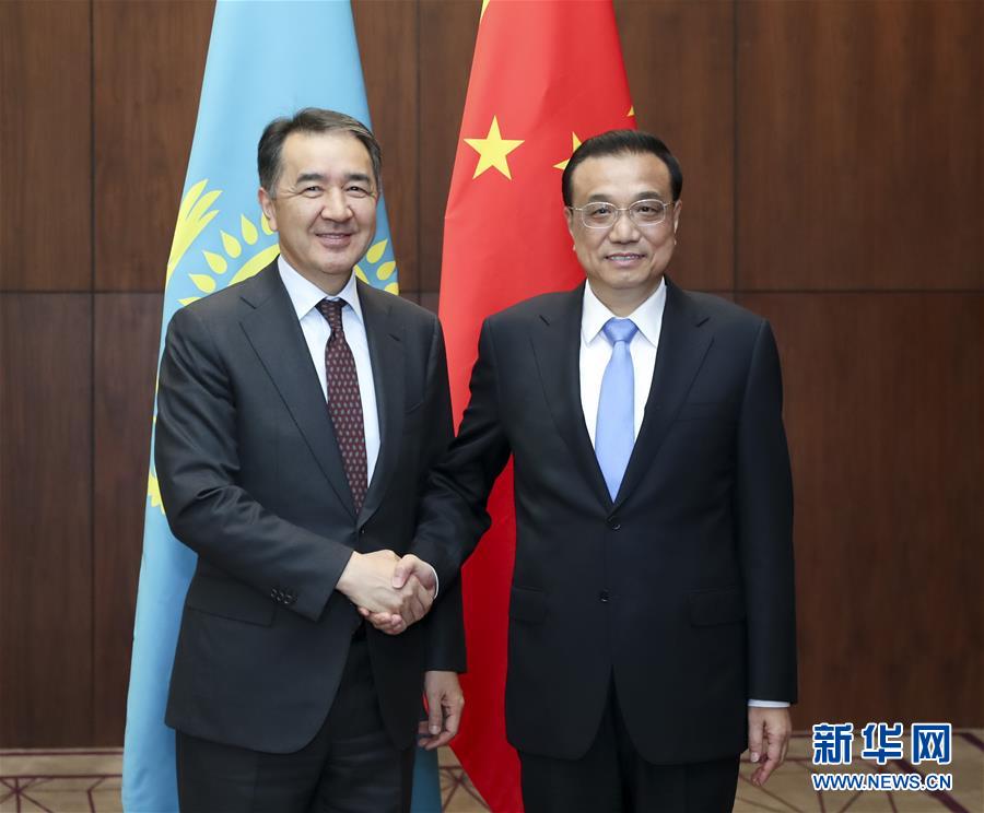 （時(shí)政）李克強(qiáng)會見哈薩克斯坦總理薩金塔耶夫