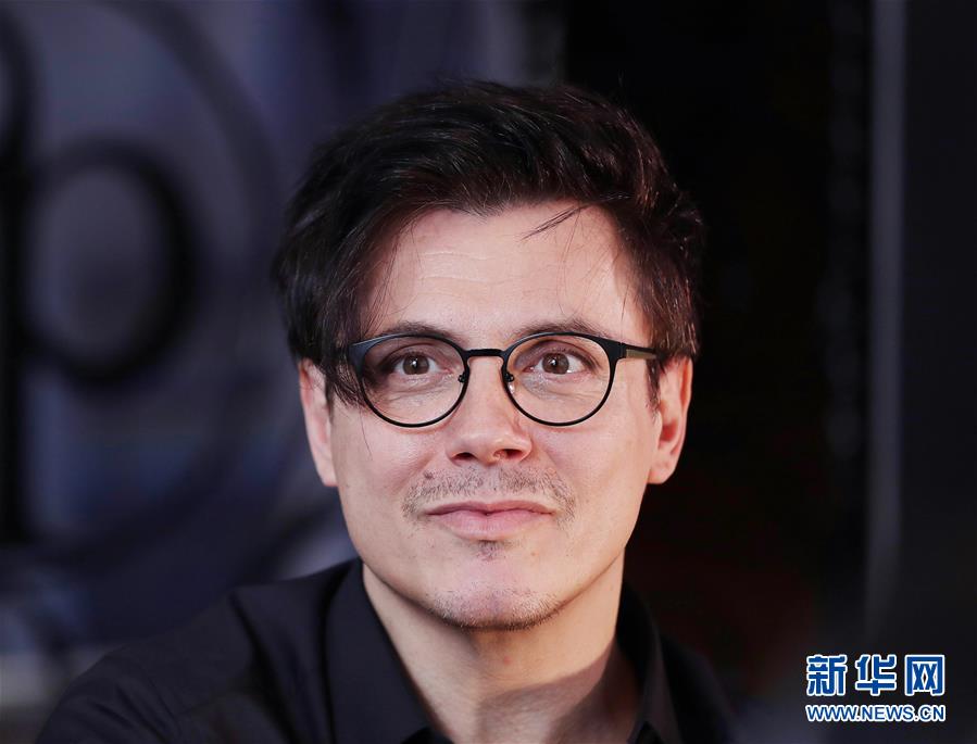 （國(guó)際·圖文互動(dòng)）（6）通訊：手牽手，我們共同驅(qū)散陰霾——法國(guó)音樂(lè)人創(chuàng)作抗疫歌曲背后的故事