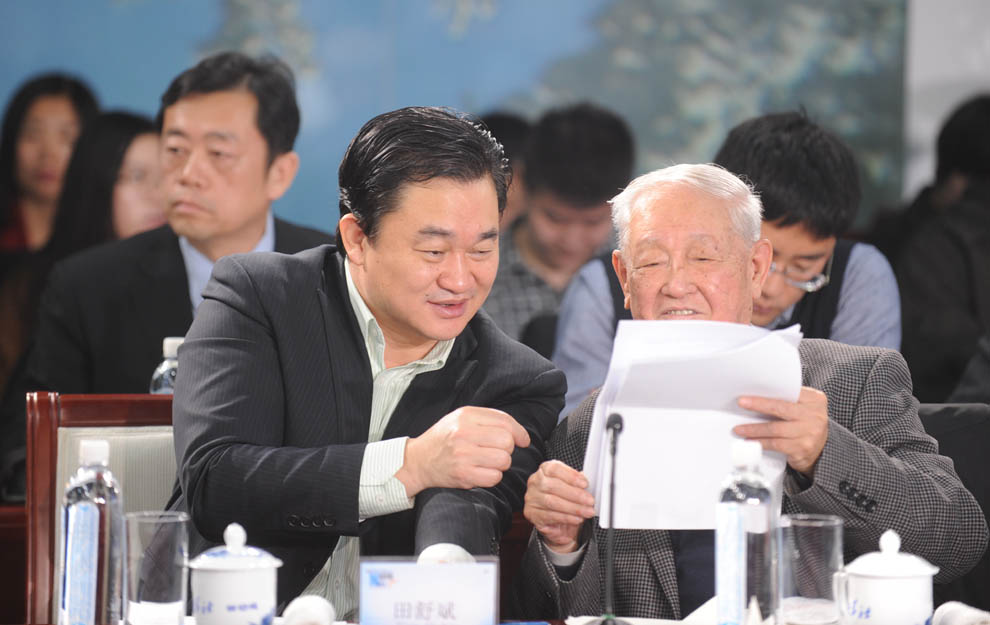 新華網(wǎng)董事長、總裁田舒斌與軍事科學(xué)院原副院長糜振玉在現(xiàn)場交流