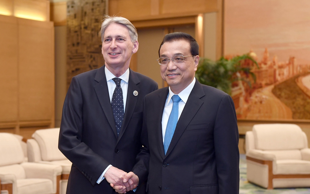 李克強(qiáng)會(huì)見(jiàn)英國(guó)首相特使、財(cái)政大臣哈蒙德