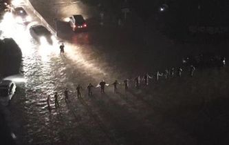 暴雨中的“最美人墻”找到了！