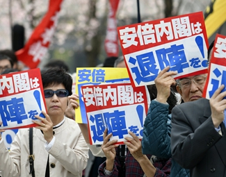 麻煩重重 安倍難逃“森友劫”？
